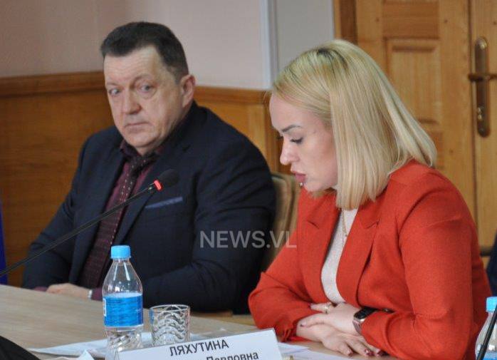 В Приморье задержали экс директора Росавтотранса её подозревают во взятках за сдачу экзаменов СКР Приморья возбудил уголовное дело против бывшего директора дальневосточного филиала Росавтотранса которую подозревают в получении взяток за беспрепятственную сдачу экзаменов водителями перевозящими опасные грузы По версии следствия в 2023 2024 годах она через посредников брала от 45 до 230 тысяч рублей за формальную проверку экзаменационных листов и гарантированный допуск к сдаче Установлены три эпизода а деньги передавались от обучающихся стремившихся получить свидетельство о подготовке по опасным грузам По ходатайству следствия женщину уже отправили под стражу Уголовное дело сопровождает УФСБ по Приморскому краю РОЗЫГРЫШ СЕРТИФИКАТОВ Подписывайтесь на NEWSVL