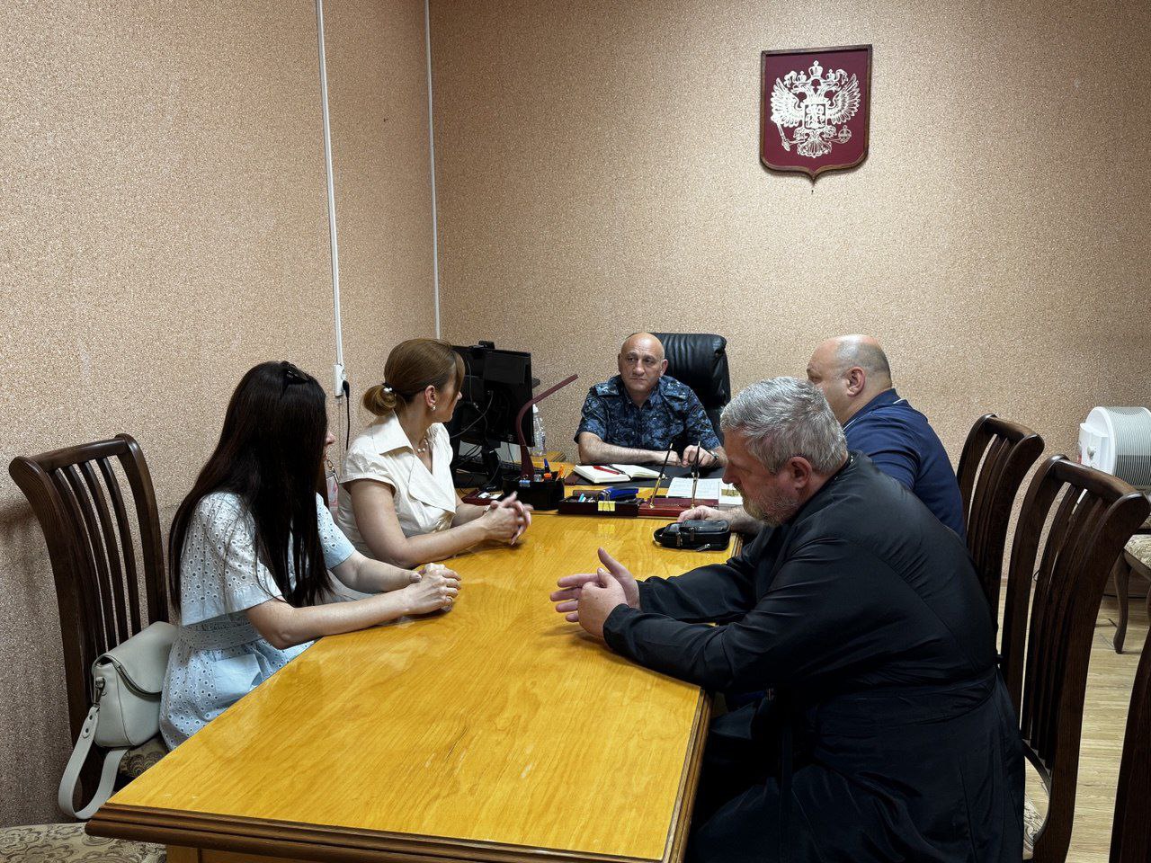 В Курском МВД подвели итоги работы Общественного совета В Отделе МВД России «Курский» состоялось заседание Общественного совета, на котором подвели итоги деятельности за первые пять месяцев 2025 года и обсудили ключевые направления дальнейшей работы. Председатель Общественного совета Дмитрий Вараков в своем выступлении отметил, что основное внимание в отчетный период уделялось общественному контролю за работой полиции. Также были организованы профилактические акции и мероприятия, направленные на повышение доверия граждан к правоохранительным органам. Участники заседания обсудили планы на предстоящий период, в частности, меры по противодействию экстремизму и терроризму среди молодежи, обеспечению интернет-безопасности и профилактике мошенничества. Дмитрий Вараков отметил эффективную работу коллег. Замначальника МВД Рубен Апресов поблагодарил общественников за сотрудничество. Также запланирована акция "Каникулы с Общественным советом". Встреча прошла в конструктивной атмосфере.
