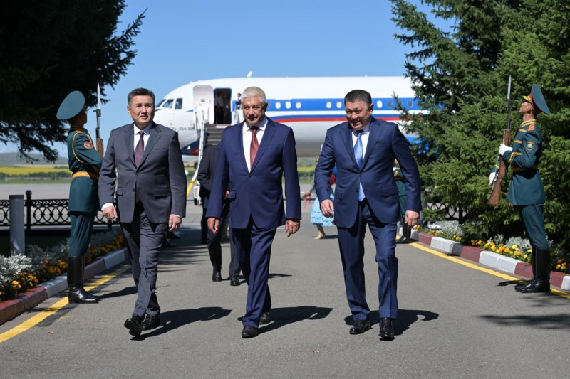 Министр внутренних дел Российской Федерации Владимир Колокольцев прибыл в Усть-Каменогорск Глава МВД России примет участие в заседании Объединенной коллегии министерств внутренних дел Российской Федерации и Республики Казахстан. Будут обсуждаться такие вопросы как состояние и перспективы сотрудничества органов внутренних дел двух государств в сфере розыскной деятельности и противодействие незаконному обороту синтетических наркотических средств. #РоссияКазахстан