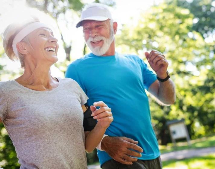 Дожить до 150 лет скоро станет реальностью The New York Times написали о китайских таблетках долголетия В Китае обнаружили лабораторию которая заявляет о создании препарата способного значительно продлить человеческую жизнь Разработкой занимается стартап Lonvi Biosciences из Шэньчжэня специализирующийся на технологиях долголетия Основа препарата соединение процианидин C1 PCC1 выделенное из экстракта виноградных косточек По данным исследований это вещество увеличивает продолжительность жизни мышей на 9 4 и продлевает активный период жизни на 64 2 с момента начала приёма Дожить до 150 лет вполне реально Уже через несколько лет это станет достижимо для человека заявил технический директор Lonvi Biosciences Лю Цинхуа Ранее о перспективах продления жизни и трансплантации органов рассуждали Владимир Путин и Си Цзиньпин отметив что медицина будущего сможет радикально продлить человеческий век Новости Дня