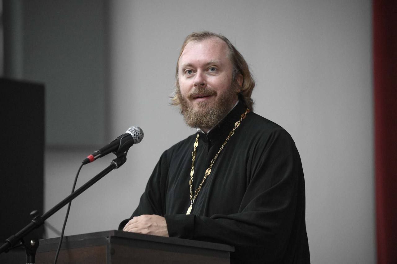 В РПЦ призвали не пугать детей многодетностью и нищетой Глава патриаршей комиссии, занимающейся вопросами семьи, материнства и защиты детей, священник Федор Лукьянов, обратился с призывом не прививать детям боязнь многодетности. Священнослужитель подчеркнул, что большие семьи не должны восприниматься как нечто героическое, как это часто бывает. По его мнению, многодетность – это естественный выбор, и каждый человек вправе сам определять, сколько детей он хочет иметь. «Не передавайте своим детям страх перед рождаемостью или нищетой, вместо этого поддерживайте их в решении создавать семью», — сказал Лукьянов.