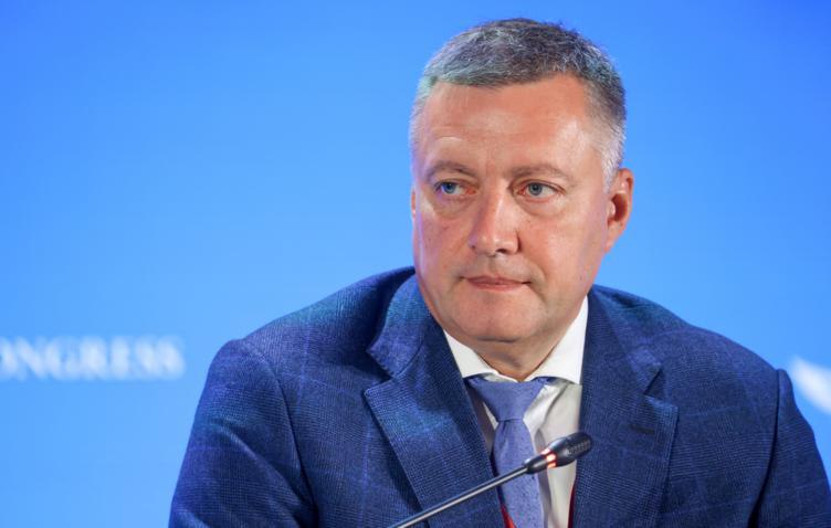 Интервью губернатора Иркутской области Игоря Кобзева для ТАСС За пять лет открылись 30 новых школ в следующие пять лет построят 27 детских садов и школ для почти 20 тыс детей На рынке труда Иркутской области заявлены порядка 28 тыс вакансий большая потребность в медиках и педагогах Основные усилия сосредоточены на подготовке собственных специалистов а не на импорте Врачам в малых городах и селах выплачиваются подъемные в размере 2 млн рублей среднему медперсоналу 1 млн рублей Планируется построить более 70 новых фельдшерско акушерских пунктов и амбулаторий а также 9 новых медучреждений включая стационар Детской клинической больницы Иркутска и акушерский реанимационный корпус в Перинатальном центре Братска Региональный проект Герои Приангарья помогает участникам СВО в трудоустройстве 70 участников программы трудоустраиваются переобучении и предусматривает систему наставничества Совместно с Министерством обороны РФ готовится строительство нового военного госпиталя модернизируется реабилитационный центр Шелеховский который уже в этом году примет тысячу бойцов и членов их семей В области действует 39 мер поддержки участникам СВО на которые выделены более 15 млрд рублей из бюджета Иркутской области