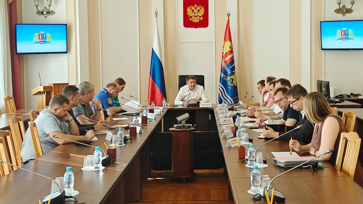 Летние ремонтные программы предприятий электроэнергетики выполнены уже на 70%  О ходе подготовки к осенне-зимнему периоду руководители генерирующих и сетевых организаций энергокомплекса региона отчитались  на тематическом штабе под председательством зампреда правительства Ивановской области Павла Колесникова.     По итогам заседания дан ряд поручений, которые позволят повысить надежность электроснабжения:  • Принять исчерпывающие меры по подготовке к осенне-зимнему периоду в полном объеме; • обеспечить готовность техники и персонала, а также наличие резерва необходимых материалов для ликвидации аварийных ситуаций; • обеспечить готовность резервных электростанций.