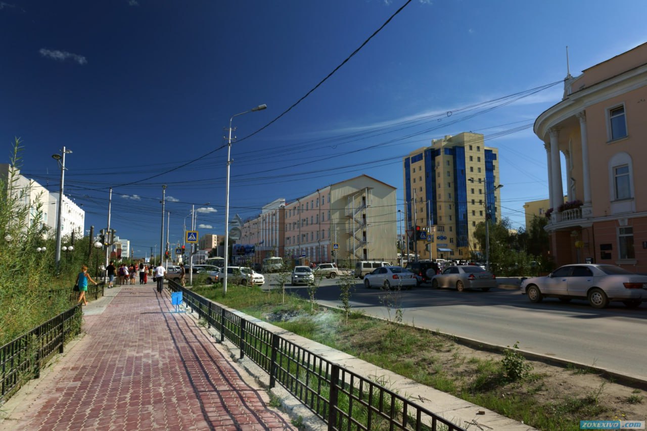 Ангел будет следить за улицами Якутска С 1 января в Якутске начнёт работать Ангел мобильный комплекс автоматической фиксации нарушений Он поможет контролировать порядок на улицах парковку благоустройство и ускорит оформление актов и привлечение нарушителей к ответственности Сейчас Ангел тестируют на служебных автомобилях администрации Система оснащена камерами высокой чёткости распознаёт номера снимает нарушения с разных ракурсов и фиксирует время и место Данные можно передавать онлайн или сохранять для дальнейшей обработки Комплекс разработан компанией Angels IT и совместим с другими системами фотовидеофиксации Мобильный формат позволяет быстро перемещать Ангела по разным районам города делая контроль гибким и эффективным Программный комплекс уже используется в центрах автоматической обработки нарушений в Воронеже Тамбове Курске Екатеринбурге Нижнем Новгороде Твери Смоленске Южно Сахалинске и других городах Опыт показывает что система помогает не только фиксировать нарушения но и снижает нагрузку на комиссии делая работу прозрачной и более оперативной Якутия