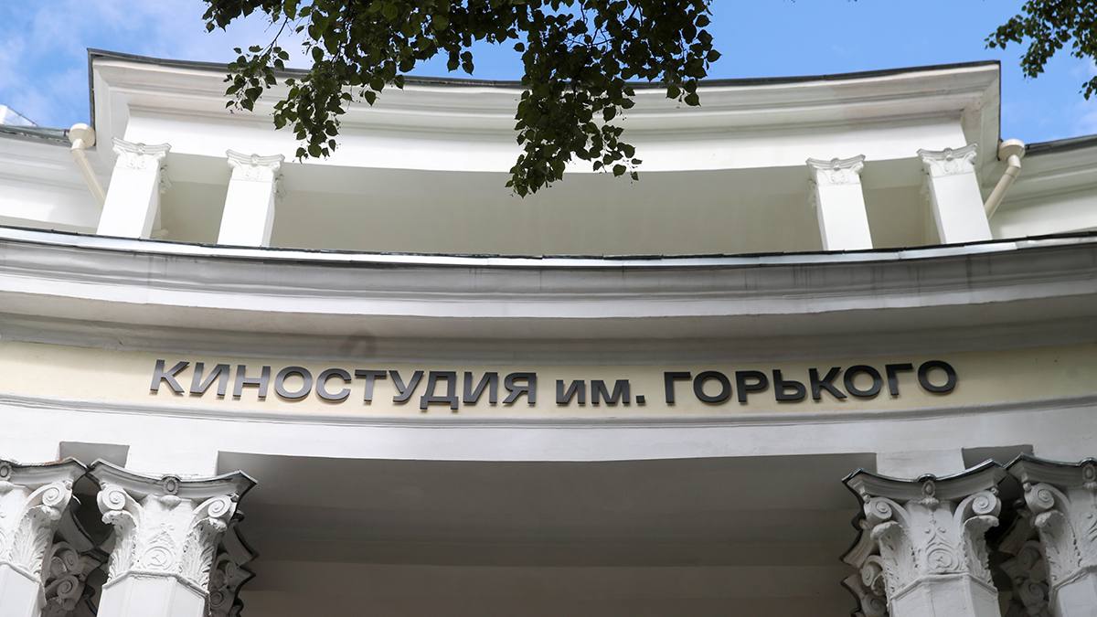 В столице открылось культурное пространство Киностудии Горького с экскурсиями Центральная киностудия детских и юношеских фильмов им. М. Горького проводит регулярные экскурсии, которые можно посетить по записи. Есть возможность присоединиться и к сборным экскурсиям, они проходят два раза в неделю – по четвергам в рамках "Лета в Москве" и по воскресеньям проходит экскурсия "Путешествие в мир кино". Об этом в эфире Радио России сообщила руководитель направления выставочной деятельности Киностудии Горького Алина Стуликова. Руководитель направления выставочной деятельности Киностудии Горького Алина Стуликова в программе "Разное время": "У нас много разных экскурсий, они рассказывают как об истории киностудии, истории кино, так и о кинопрофессиях. То есть можно погрузиться вообще в целом в мир кино, понять, какие существуют киноспециальности, что эти люди в кино делают. Из интересных локаций моя самая любимая, наверное, это исторический просмотровый зал, он сохранился с момента основания этого здания. Это такой специальный кинозал, очень камерный кинозал дирекции, где происходили просмотры фильмов перед их выпуском". Фото: Василий Кузьмиченок / АГН Москва Слушать -канал и скачивайте официальное приложение Радио России!