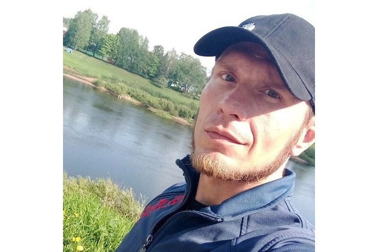 Два человека потерялись в лесах Вологодчины в минувшие выходные В субботу 47-летний местный житель ушел в лес в окрестностях села Усть-Алексеево Великоустюгского округа. К счастью, мужчина смог найти обратную дорогу и вышел к людям самостоятельно. В воскресенье 34-летний мужчина потерялся в лесу около деревни Малое Восное Устюженского округа. Вчерашние поиски желаемых результатов не дали, сегодня они продолжаются. «Внимание! Пропал человек! Кириченко Александр Валерьевич 18 мая ушёл в сторону леса деревни Малое Восное и до сих пор не вернулся. Имеются проблемы со слухом. На поисках задействованы сотрудники полиции 3 человека, 1 единица техники и кинолог с собакой ИК-20. Если вам что-либо известно о местонахождении Александра Кириченко, пожалуйста, сообщите любую информацию. Каждая деталь может оказаться важной и помочь в поисках», – написала на своей странице в соцсети ВКонтакте глава Устюженского округа Лариса Богданова.