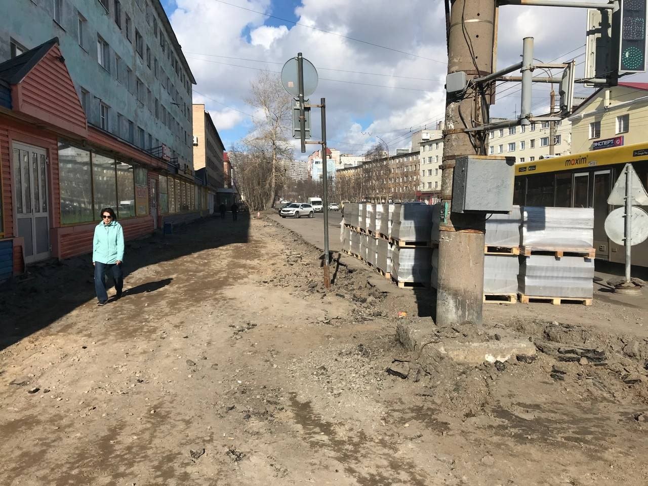 «Понятно, что разворотили»: Губернатор попросил установить временные тротуары на Полярных Зорях и площади Пять Углов в Мурманске Обратить внимание на необходимость обустройства комфортных временных тротуаров или иных путей обхода на реконструируемой улице Полярные Зори и перекрытой площади Пять углов в Мурманске, потребовал губернатор Мурманской области Андрей Чибис на оперативном совещании правительства в понедельник. «Полярные Зори, ну понятно, что разворотили. Но посмотрите внимательно, можно же что-то временное сделать. Или Пять Углов площадь, надо поставить там указатели. А вообще временный тротуар сделать. Ленинградская тоже перекрыта, как людям пройти? Обратно до перекрестка? Не пойдут, идут вдоль дороги», — сказал Андрей Чибис. Глава региона попросил все городские службы внимательно следить за обеспечением удобства, быть «доброжелательными и продуманными». «Начинается ремонт — организуйте обход», — резюмировал он. На состоянии улицы Полярные Зори, где для ремонта полностью демонтировали тротуары обратили внимание жители города в комментариях под трансляцией оперативного совещания. «Когда на улице Полярные Зори снова будет асфальт на тротуарах? Как обычно, бодренько всё покрытие сняли, работали в выходные и праздники. Так на этом и остановились? Ходить негде, в предстоящую субботу у выпускников „Последний звонок“, а передвигаться по улице просто невозможно. Не говорю уже про то, что с колясками вообще не пройти», — отметила Ирина Пшеничная.