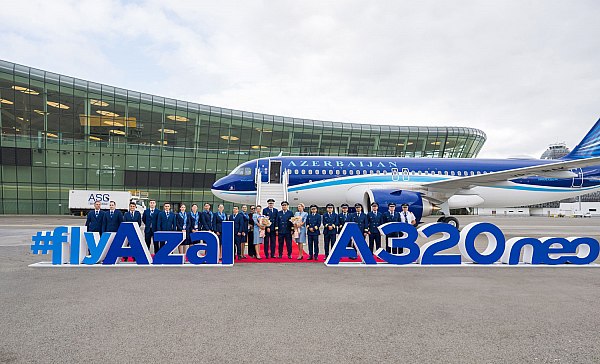 Флот авиакомпании AZAL пополнился новым самолетом Airbus A320neo Azerbaijan Airlines AZAL входящая в состав AZCON Holding в рамках долгосрочной стратегии модернизации флота ввела в эксплуатацию новый пассажирский самолёт Airbus A320neo Об этом AVIA RU сообщили в пресс службе авиаперевозчика Наш новый Airbus A320neo приземлился в аэропорту Баку на специальной церемонии и был встречен традиционным водным салютом Новый Airbus A320neo знаменует собой важную веху для AZAL входящего в холдинг AZCON Он будет способствовать снижению издержек укреплению наших позиций на рынке и повышению роли Баку как авиаузла говорится в сообщении авиакомпании Airbus A320neo не только обеспечит нашим пассажирам больший комфорт и качество обслуживания но и позволит нам работать более устойчиво сказал Самир Рзаев президент AZAL aviaru net n287891