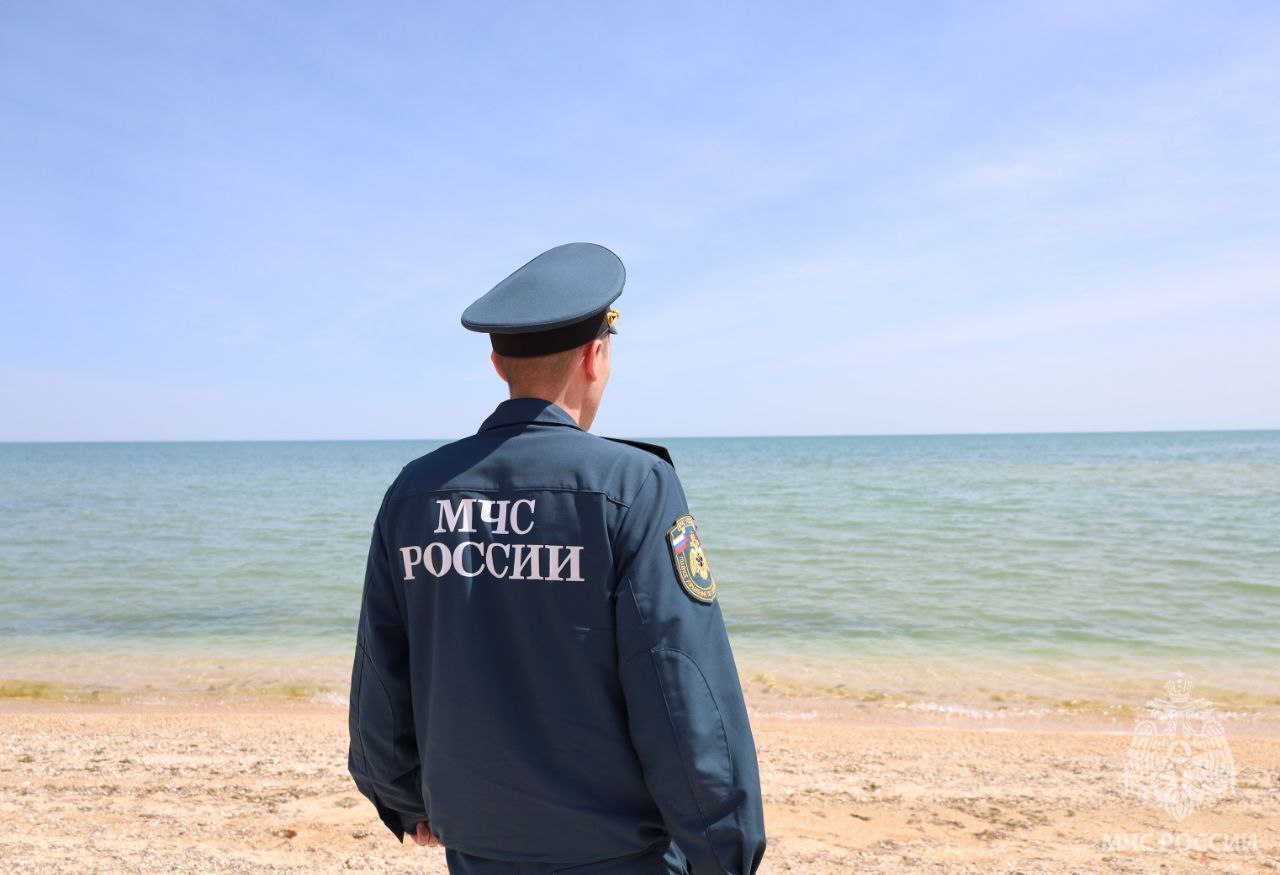ГИМС МЧС России информирует граждан Херсонской области о мерах предосторожности Майские праздники многие жители области планируют провести на воде и пляжах, но вода — это не только источник радости и отдыха, а также и и потенциальная угроза, если не соблюдать правила безопасности. Именно поэтому специалисты МЧС России напоминают гражданам о важности соблюдения мер предосторожности на водоемах: плавай в безопасных зонах. Плавать следует только в специально отведенных для этого местах, где есть спасатели и необходимая инфраструктура. Не стоит заплывать слишком далеко от берега, особенно если ты не уверен в своих силах; наблюдай за детьми. Дети должны находиться под постоянным присмотром взрослых. Использование спасательных жилетов для детей обязательно, даже если они умеют плавать. Пусть праздники пройдут безопасно!