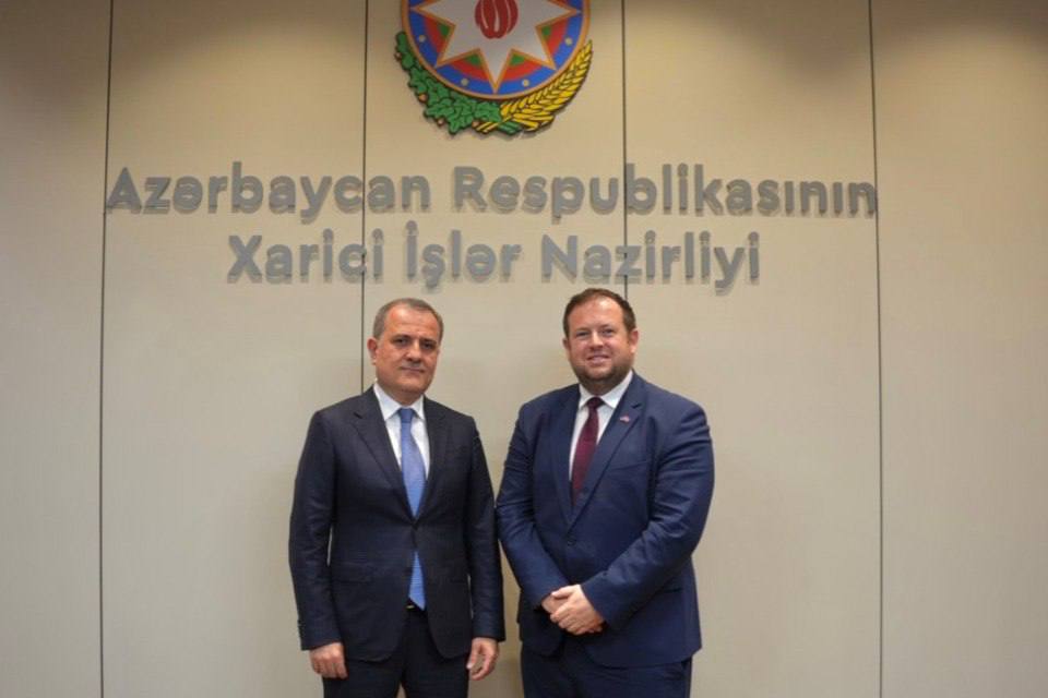 Великобритания объявила о стратегическом партнёрстве с Азербайджаном Министр по делам Европы Стивен Доути посетил столицу Азербайджана где встретился с Ильхамом Алиевым Договорённость о повышении уровня отношений до уровня Стратегического партнёрства позволит обеим странам ещё теснее взаимодействовать по ключевым стратегическим приоритетам В начале июня Лондон объявил о подписании соглашения о военном сотрудничестве с Казахстаном Дмитрий Никотин Подписаться