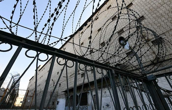 ФСБ России получила право создавать собственные следственные изоляторы. Закон, подписанный Путиным, вступит в силу с 1 января.