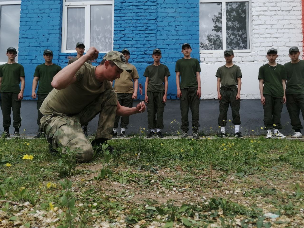 В Калмыкии республиканский центр «Воин» запустил масштабные военно-полевые сборы. «Сборы пройдут во всех районах Калмыкии, в них примут участие 315 курсантов. Мы открываем взводы центра «Воин» во всех школах города Элисты, в Приютном, Вознесеновке и Троицком. К занятиям уже приступили ребята из Лаганского, Черноземельского, Малодербетовского, Сарпинского и Октябрьского районов. Военно-полевые сборы проходят на базах Мирненской школы Октябрьского района и Джалыковской школы Лаганского района. В ходе занятий десятиклассники освоят четыре военно-прикладные специальности: медик, штурмовик, сапёр и командир. Мы привозим с собой передовые манекены, вооружение, симуляторы и беспилотники, проводим цифровые тактические игры», — говорит директор филиала центра «Воин» Чимид Джангаев. Фото: Центр «ВОИН» Калмыкия Быть в курсе Прислать новость