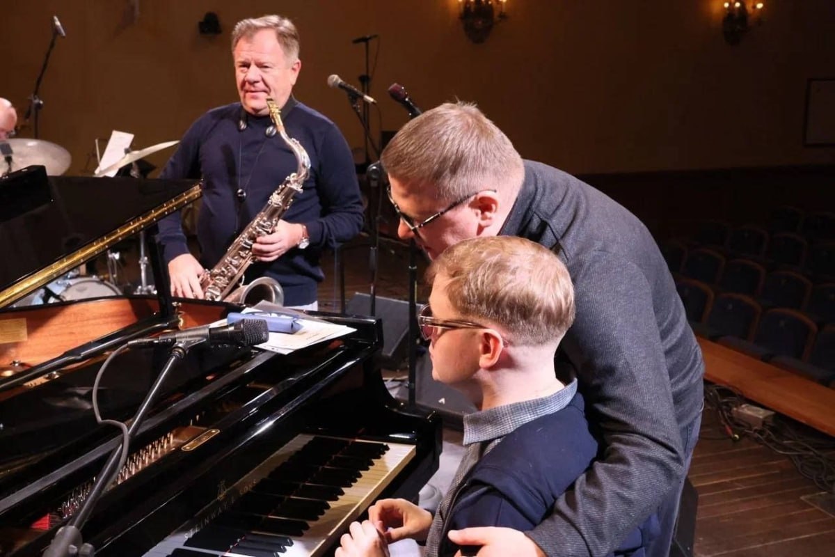 В Челябинске открылся фестиваль музыкального юмора с Игорем Бутманом В Челябинске стартовал XI Международный фестиваль музыкального юмора с участием народного артиста России саксофониста Игоря Бутмана Музыкант привез в Челябинск свой знаменитый оркестр и атмосферу солнечного джаза Концерты в которых музыка джазовых артистов сочетается с легким юмором и живым общением со зрителем пройдут в Челябинске и Миассе Фестиваль проходит при поддержке губернатора Челябинской области Алексея Текслера Перед открытием фестиваля глава региона посетил репетицию и обсудил с Игорем Бутманом творческие планы и дальнейшее сотрудничество   t me chgub