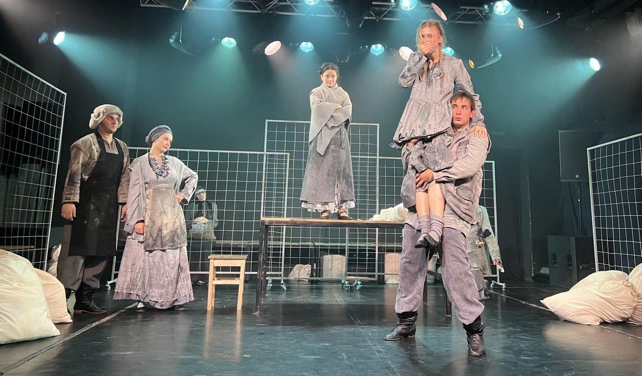 Театр Мастерская поставил спектакль Леди Макбет В начале декабря в театре для детей и молодежи Мастерская состоялась премьера спектакля Леди Макбет 16 постановки по мотивам повести Николая Лескова Леди Макбет Мценского уезда Спектакль стал заметным событием жесткий материал минималистичная форма сильный ансамбль и режиссерский взгляд сосредоточенный не на преступлении а на внутренней катастрофе человека Фото Елена ЕРОФЕЕВА