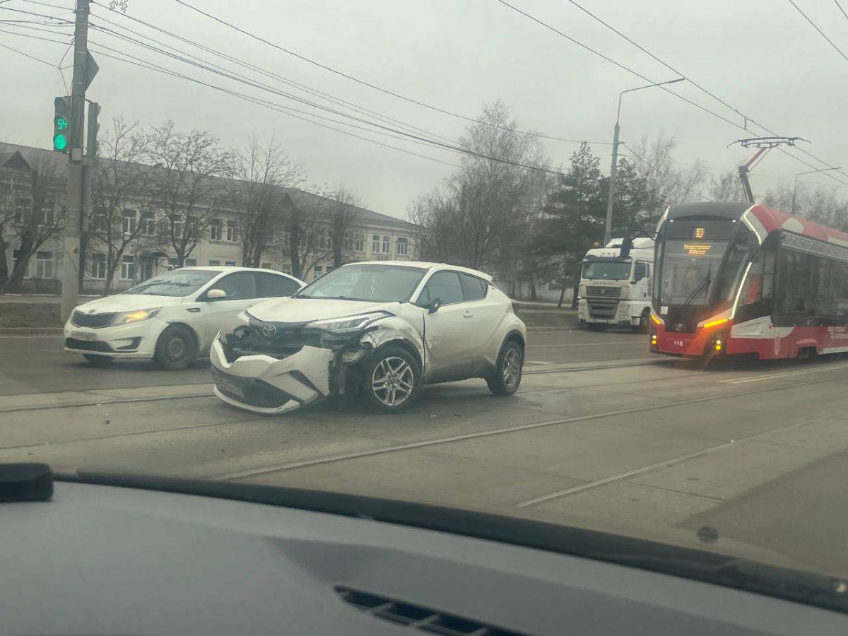 На  Демидовской плотине в Туле произошло ДТП.  25 января около 13:20 автомобиль «Тойота», которым управляла 42-летняя женщина, ранее лишённая водительских прав, столкнулся с автомобилем «Хавал», за рулём которого находилась 37-летняя женщина. По предварительной информации, при совершении манёвра женщина, управлявшая «Тойотой», не уступила дорогу автомобилю «Хавал», что привело к столкновению.   В результате ДТП водитель автомобиля «Хавал» получила различные травмы и была госпитализирована.