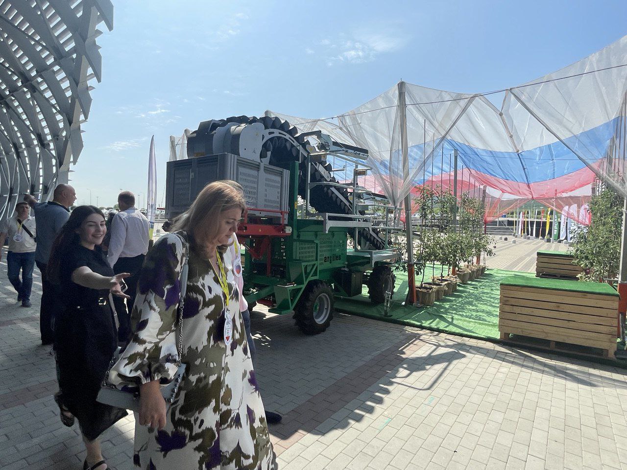 Всё «Pro Яблоко»: в Минеральных Водах открылась 7-я международная выставка технологий выращивания, хранения и сбыта плодово-ягодной продукции «Сады России- 2025» Выставочный потенциал «Минводы Экспо» задействован под новинки и лучшие достижения в области садоводства и питомниководства. В течение трех дней гостей ждет экспозиция площадью более 20 тыс. кв.м. Организованы конференции, семинары и мастер-классы, проводимые ведущими экспертами и учеными из России и других стран мира. Эксперты поделятся своими знаниями и опытом, а также обсудят новые тенденции и инновации в области производства плодов и ягод. Речь пойдет о современных конструкциях сада, посадочном материале, научных разработках, прогрессивных технологиях хранения, технике и оборудовании для сада и питомника, банковской поддержке, сортировке и предпродажной подготовке, ритейле, мелиорации и фертигации.Также садоводы России смогут посетить в рамках бизнес -туров и производство. Светланы Соколовой