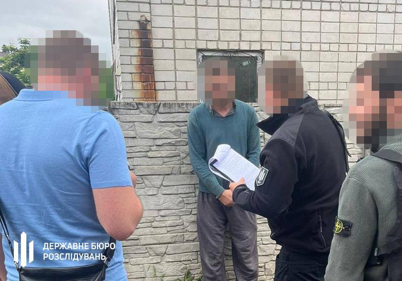 В Днепропетровске сотрудник ТЦК вымогал 35 тыс. грн с любительской футбольной команды, угрожая мобилизацией  Видимо, решил ни с кем не делиться — и потому сейчас арестован и будет сидеть.  А команду, к сожалению, все равно мобилизуют, рано или поздно.