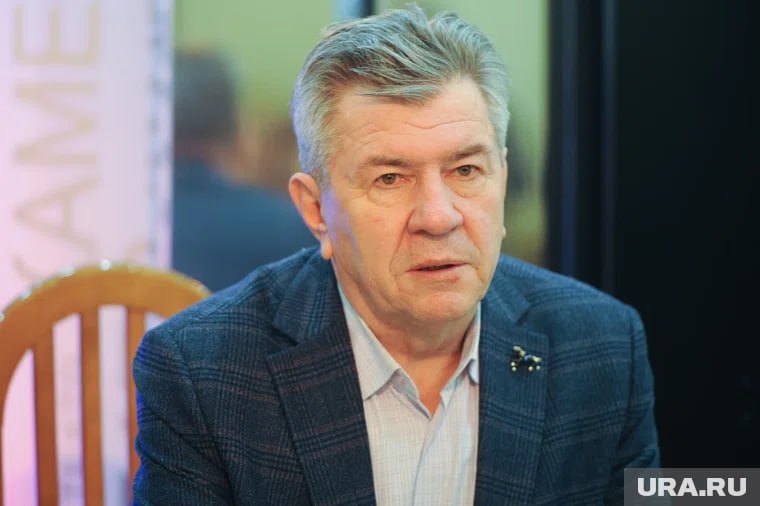 Директора центра по охране культурного наследия области приговорили к пяти годам условно за дешевую реставрацию театра Здание ремонтировали в 2019 2020 годах перед саммитами ШОС и БРИКС которые должны были пройти в Челябинске Подрядчик нарушил условия контракта и установил более дешевый гранит еще и с дефектами Несмотря на это директор Государственного научно производственного центра Михаил Быков подписал документы и даже принял выполненную работу Ущерб для Минкульта составил около 31 миллиона рублей Подписаться   Мы в MAX