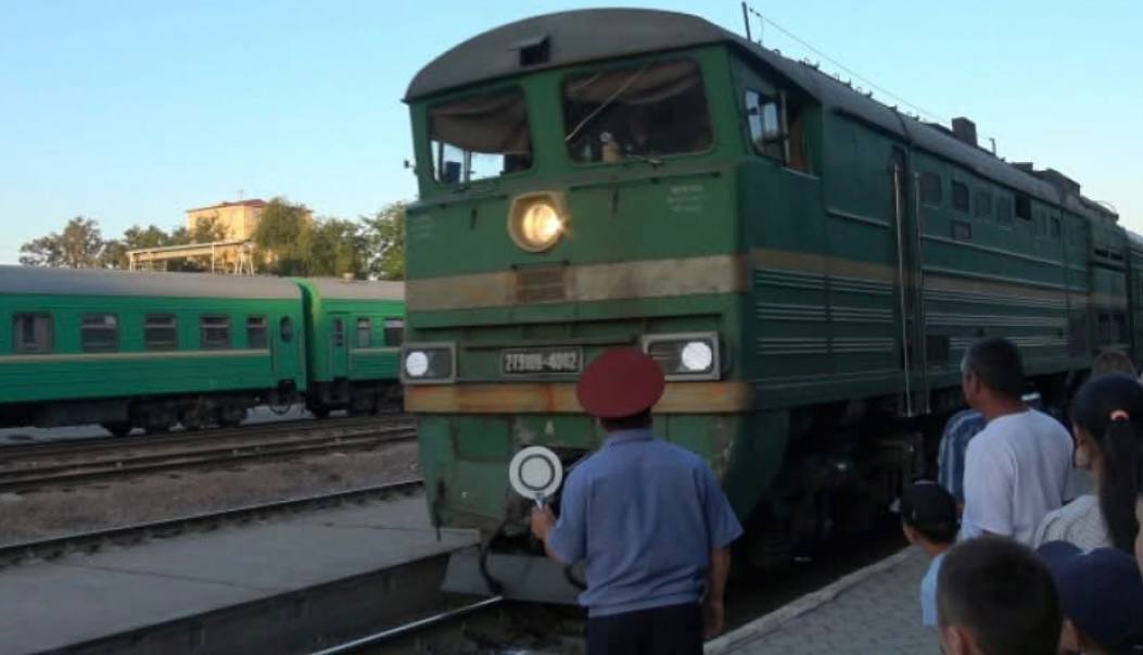 Поезд с туристами из Европы забросали камнями в Киргизии В пресс-службе «Киргизских железных дорог» уточнили, что в результате акта вандализма пострадал сотрудник поездной бригады. Проводится расследование по установлению всех обстоятельств инцидента. Регнум