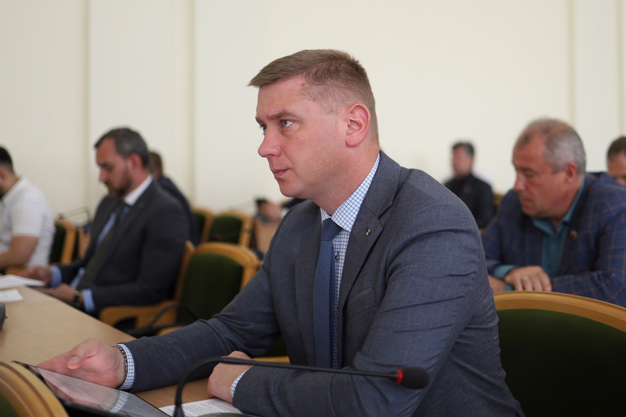 Депутаты упростили расчет налогов и отчетность для малого бизнеса в республике 5 июня на очередном заседании Народный Совет рассмотрел и принял Закон ЛНР «О введении в действие специального налогового режима «Автоматизированная упрощенная система налогообложения» на территории Луганской Народной Республики». «Документ предполагает введение в республике автоматического расчета налогов и значительное сокращение отчетности для малого предпринимательства», – пояснил председатель Комитета по бюджету Алексей Белецкий. Новый специальный режим коснется компаний и ИП со штатом до 5 сотрудников и годовым доходом до 60 млн. руб., расчетные счета которых открыты в банках, уполномоченных ФНС РФ. «К субъектам малого бизнеса, которые перейдут на новый спецрежим, будет применяться нулевой тариф взносов на: обязательное пенсионное страхование; обязательное медицинское страхование; обязательное социальное страхование на случай временной нетрудоспособности и в связи с материнством. Стоит отметить, что данные изменения не навредят социальной защите сотрудников компаний», – акцентировал внимание председатель Комитета по бюджету.