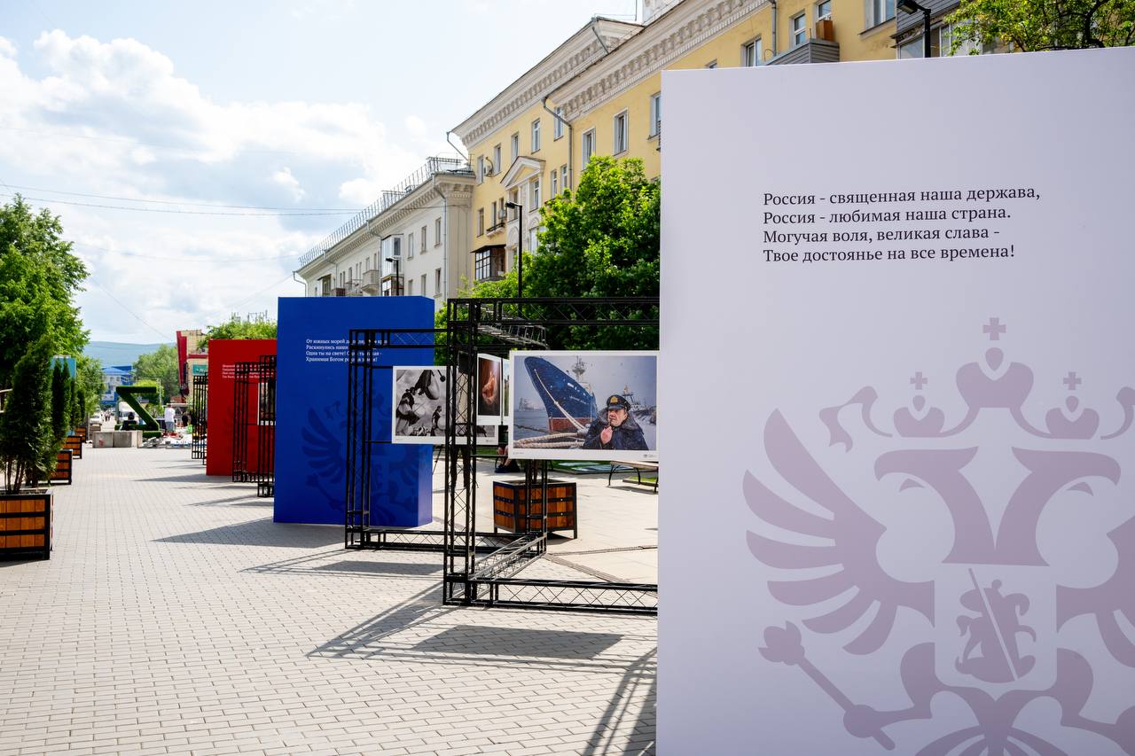По традиции в канун празднования Дня России открыли в сквере Дзержинского фотовыставку. В этот раз она состоит из трёх тематических частей: история, люди, природа - это фотографии Русского географического общества, красноярских фотографов, материалы Министерства юстиции РФ и не только. Всего на выставке представлено порядка 50 работ. Выставка будет работать до конца июля.