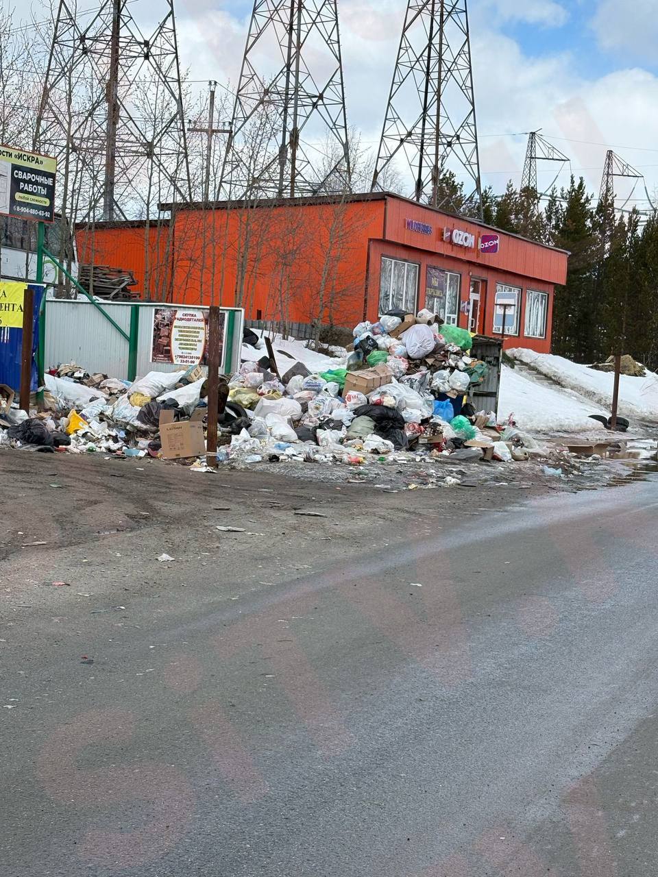 В Восточном районе Сургута мусорка превратилась в "общественную свалку" В редакцию СТВ обратилась женщина, которая уверяет, что уже два года как с контейнера у Дорожной, 2А мусор разлетается по всей соседней улице Василия Голикова. "СНТ организовало место для складирования бытовых отходов, а в итоге общественная свалка! Да еще и свалка шин. Это в течении двух лет. Я писала на сайт администрации с фото - нет результата", — сетует женщина. Ситуацию, по ее мнению, можно было бы исправить с помощью ограждения мусорной площадки от посторонних — предположительно, дачникам любезно "помогают" накапливать кучу проезжающие мимо автомобили и работающие неподалеку автосервисы. Подписаться Прислать новость