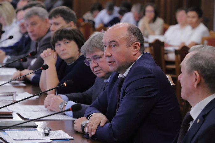 Заместитель председателя правительства — министр сельского хозяйства Новосибирской области Андрей Шинделов на заседании комитета Законодательного собрания по аграрной политике, природным ресурсам и земельным отношениям представил годовой отчет о ходе реализации государственной программы Новосибирской области «Развитие сельского хозяйства и регулирование рынков сельскохозяйственной продукции, сырья и продовольствия в Новосибирской области» за 2024 год. Интегральная оценка исполнения госпрограммы достигла 102%, однако некоторые целевые показатели оказались невыполненными. Согласно представленной информации, объем средств, направленных на реализацию в Новосибирской области госпрограммы по развитию сельского хозяйства в 2024 году составил 4 млрд 823 млн рублей, в том числе 3 млрд 583 млн рублей — из областного бюджета и 1 млрд 240 млн рублей — из федерального бюджета. Три основных целевых показателя госпрограммы по итогам прошлого года выполнены с перевыполнением плана. Так индекс производства продукции сельского хозяйства составил 103,9% при плане 100,1% , индекс производства пищевых продуктов — 112,5% при плане 109,5% . Среднемесячная начисленная заработная плата работников сельского хозяйства Новосибирской области без субъектов малого предпринимательства была запланирована в размере 36 253 рубля, фактически составила 62 186 рублей +71,5% . Кроме того, объем экспорта продукции агропромышленного комплекса в сопоставимых ценах составил 719 млн долларов, превысив план 486 млн долларов на 48%, что обеспечило региону лидерство в Сибирском федеральном округе по этому показателю. Подробнее по ссылке