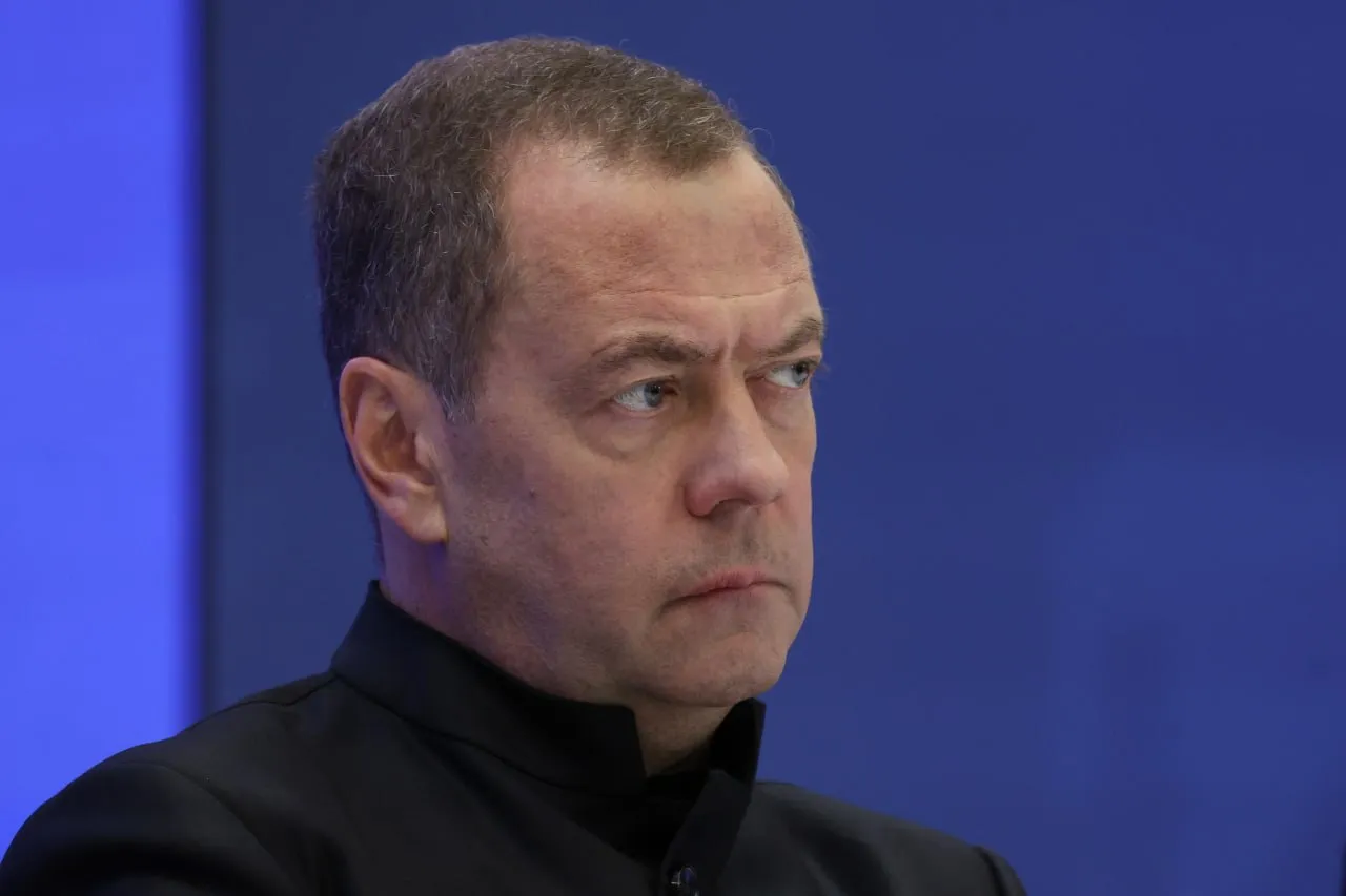 Медведев прокомментировал переговоры Пашиняна и Зеленского в Ереване Заместитель председателя Совета безопасности не исключил что встреча проходила на русском языке несмотря на показное использование английского Сегодня в Ереване два безмозглых русофоба которые отлично говорят на русском беседовали на плохом английском из за своей ущербности Хотя вполне вероятно это было под камеру а потом они чесали языками на привычном им великом и могучем Не хватает только президента США Дональда Трампа с вице президентом Джей Ди Вэнсом чтобы принять у неучей зачет по английскому написал Дмитрий Медведев в Telegram канале По словам политика премьер министр Армении и лидер Украины провели переговоры в рамках Европейского политического сообщества и параллельно с саммитом Армения ЕС Подписаться на Говорит Москва Telegram VK МАКС