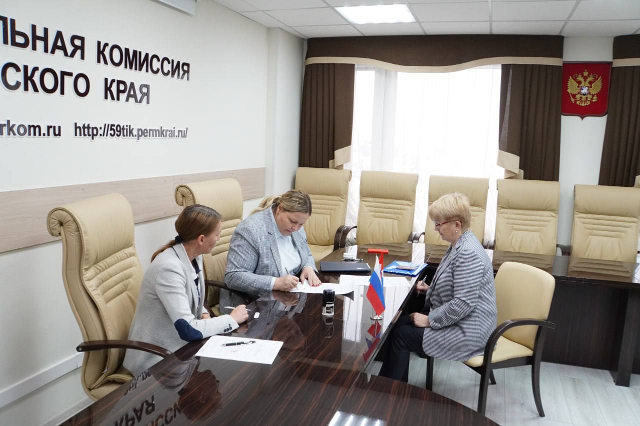 На выборы губернатора Прикамья выдвинулась пенсионерка 17 июня в Избирательную комиссию Пермского края документы на выдвижение в выборах губернатора региона подала Людмила Караваева. Госпожа Караваева была выдвинута региональным отделением «Российской партии пенсионеров за социальную справедливость». На сайте Пермского муниципального округа содержится решение территориальной избирательной комиссии, согласно которому в 2008 году Людмила Караваева принимала участие в выборах Совета депутатов Двуреченского сельского поселения первого созыва по округу №2. Кроме этого, согласно открытым источникам, она работала в МОУ Конзаводская СОШ имени В.К. Блюхера.