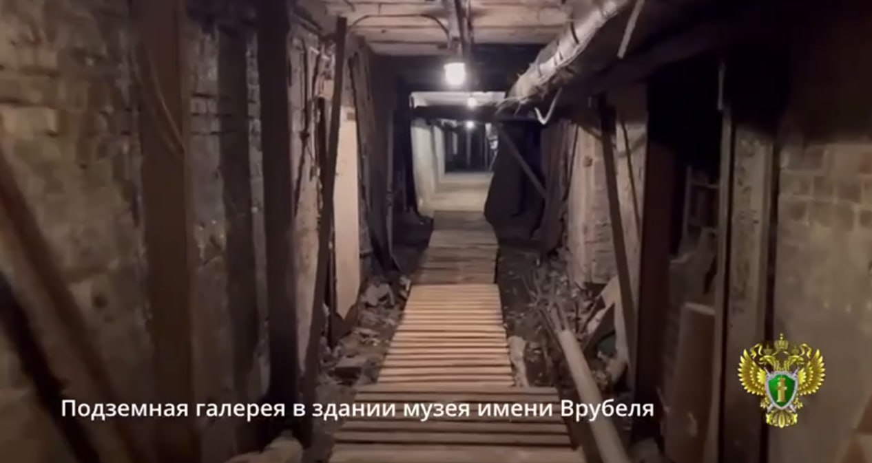 В центре Омска хотят отремонтировать старинную подземную галерею Прокуратура города Омска обратилась в суд с иском о принудительном проведении восстановительных работ подземной галереи бюджетного учреждения культуры «Музей имени М.А. Врубеля». Здание музея, построенное в 1914 году, располагается на улице Ленина, 3. До революции здесь размещался городской торговый корпус с подземной обходной галереей. Проверка надзорного ведомства установила, что подземная галерея находится в аварийном состоянии. Стены и перекрытие повреждены многочисленные дефектами и повреждениями, обнаружены разломы и обрушения кирпичной кладки. Проход по историческим помещениям затруднен вследствие завалов строительных отходов. Подробнее – в нашем материале.