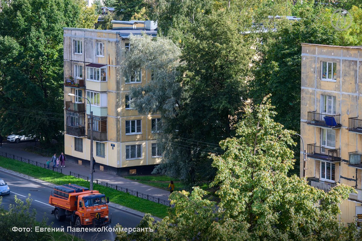 Завтра в Мариинском дворце состоится новое заседание Общественного штаба по комплексному развитию территорий КРТ Депутаты петербургского парламента вместе с жителями соберутся чтобы обсудить два вопроса включение домов в программу КРТ и границы расселения Заседание скорее всего станет последним перед внесением изменений в городской закон о комплексном развитии территорий который был принят еще в 2022 году но из за протестов петербуржцев проживающих в хрущевках был приостановлен Местные жители впрочем от своей линии не отходят и заявляют что как только закон будет разморожен и программа КРТ заработает они вновь обратятся с иском в суд Подробнее в материале Ъ СПб kommersant spb