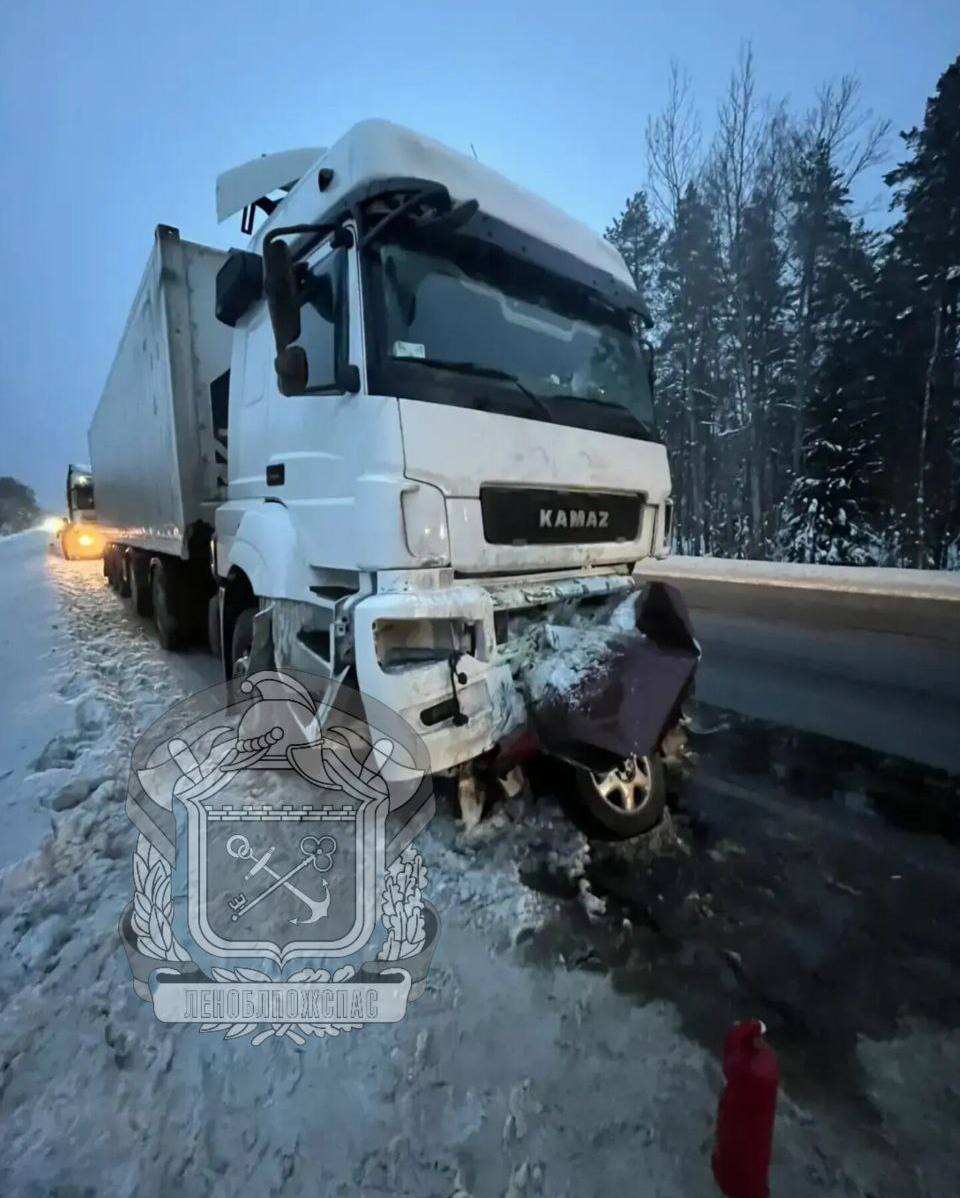 На 130 м километре трассы Р 21 Кола под Сясьстроем произошло лобовое столкновение легкового автомобиля Kia Spectra и грузового КамАЗа В результате аварии водитель и пассажир легковушки погибли на месте Водитель грузовика получил травмы ему оказали медицинскую помощь прямо на дороге от госпитализации он отказался Из за происшествия движение на участке частично перекрыто На месте продолжают работать подразделения Леноблпожспаса и сотрудники экстренных служб обстоятельства аварии уточняются TodaySPb   Новости GradSPb   Места СПб