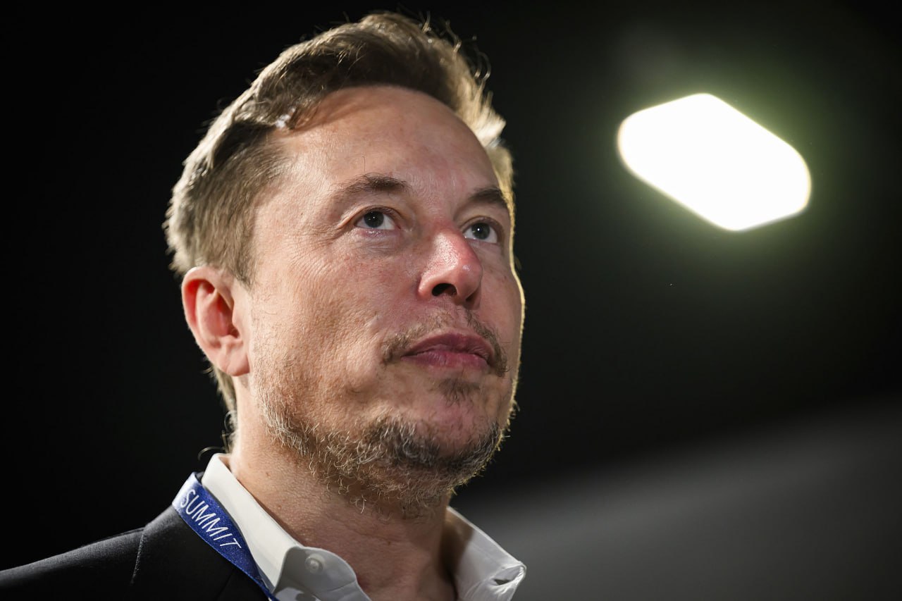 Tesla обязали выплатить $243 млн после смертельной аварии с включённым Autopilot. Федеральный суд присяжных во Флориде признал компанию частично ответственной за ДТП 2019 года, произошедшее во время использования системы помощи водителю. Тогда автомобиль врезался в молодую пару, стоявшую на обочине: девушка погибла, молодой человек получил травмы. Как сообщает CBS News, $200 млн из назначенной суммы должны пойти на штрафные санкции, около $43 млн — на компенсацию семье погибшей. Руководство Tesla заявило, что подаст апелляцию.