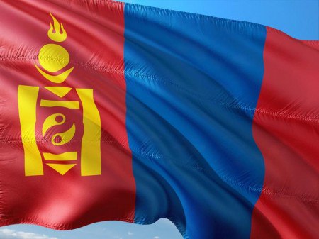 Монголия увеличивает импорт бензина из России и Китая В страну приехало 79 вагонов с российским бензином марки АИ 92 54 из них сейчас проходят разгрузку Об этом сообщает ТАСС со ссылкой на министерство промышленности и минеральных ресурсов Монголии Глава Минпрома Гонгорын Дамдинням отметил что нормализация ситуации с дефицитом бензина ожидается к концу этой недели Он также сообщил что сейчас идут переговоры о закупке топлива в КНР Ранее премьер Монголии Гомбожавын Занданшатар поручил начать принимать меры против искусственного создания местными компаниями дефицита нефтепродуктов из России вплоть до отзыва лицензий монголия mongoluls24
