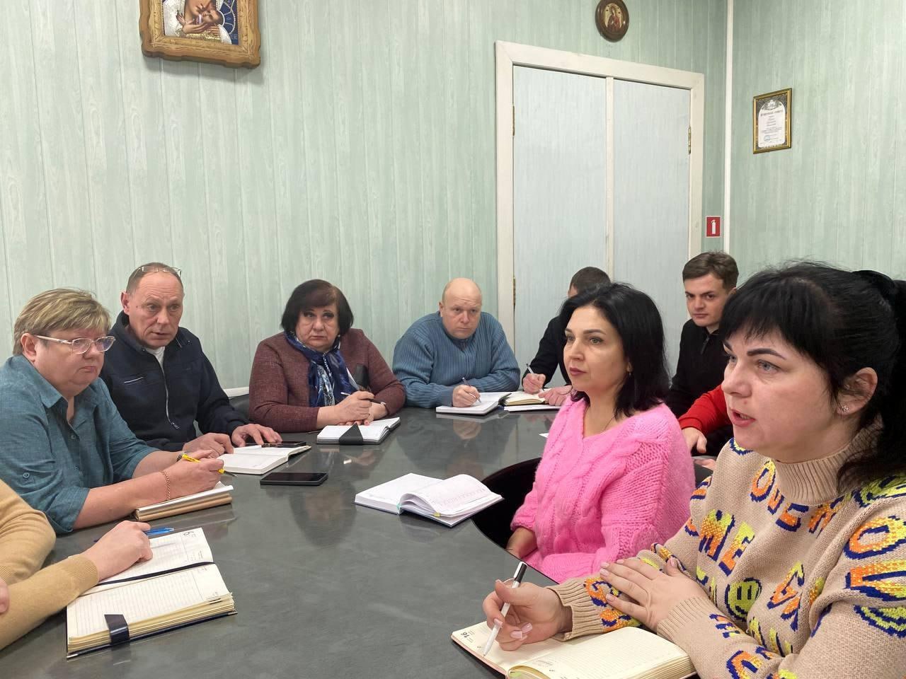 Новоайдарский округ уверенно движется к созданию ТОС Глава Новоайдарского округа провела совещание с сотрудниками Администрации и руководителями подведомственных учреждений посвящённое созданию территориального общественного самоуправления ТОС В ходе встречи участники подробно обсудили выполнение плана по организации работы в этом направлении Жители проявили живой интерес к участию в развитии местного самоуправления и сами выступили с инициативой создания ТОС Мы приняли все необходимые меры для оказания поддержки в определении границ будущих территориальных общественных самоуправлений С января 2026 года согласно утверждённому плану графику планируем провести учредительные собрания с гражданами проживающими на территории ТОС чтобы совместно определить дальнейшие шаги и задачи Активное участие граждан в управлении поможет нам сообща находить решения для самых острых проблем которые волнуют каждого из нас сообщила Глава округа