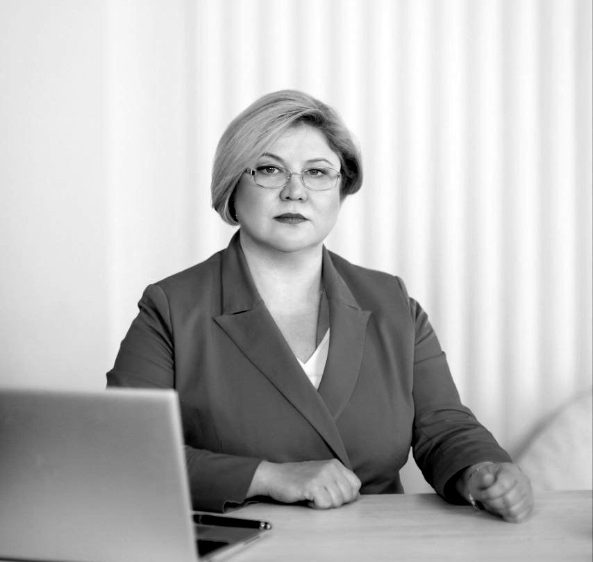 В Удмуртии скончалась Екатерина Шумкова управляющая удмуртским отделением банка ВТБ На 50 м году жизни скоропостижно скончалась управляющая отделением ВТБ в Удмуртии Екатерина Шумкова сообщила пресс служба банка Карьеру в банковской сфере Екатерина Шумкова начала в 2001 году В 2009 году ее назначили заместителем управляющего ВТБ в Удмуртии а в 2019 году она возглавила региональное отделение банка Екатерина Шумкова посвятила более 15 лет работе в ВТБ и всегда была лидером команды развивающей банковский бизнес на благо жителей Удмуртии Под ее руководством прошло несколько интеграций с ВТБ24 Открытием и Почта банком Она активно поддерживала бизнес клиентов во время пандемии и реализовала ряд региональных инфраструктурных проектов Какой бы сложной ни была задача на нее всегда можно было положиться и мы были уверены в успешном выполнении всех поставленных целей Нам будет очень не хватать Екатерины Александровны Выражаю глубокие соболезнования всем ее родным и близким от себя и от лица всего коллектива отметил член правления ВТБ Руслан Еременко