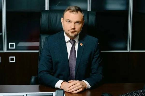 Запретить фильмы, демонстрирующие греховный образ жизни людей в возрасте после 30 лет, предложили в России. С такой инициативой выступил замглавы ФМБА, руководитель комитета по проблемам защиты традиционных российских духовно-нравственных ценностей научно-экспертного совета Совбеза РФ Николай Лишин: «У нас в Советском Союзе было две категории фильмов: детские и взрослые. Причем взрослые тоже можно было смотреть. Там просто было детям неинтересно. Там были сложные мысли. А детский мультик был «Чебурашка», и все покупали «Чебурашку». В церковной практике – три категории: детство, отрочество, юность. Давайте их поделим. Но это не значит, что после какого-то возраста можно отменить моральные ценности. Нет такого, что после 30 можно грешить, и это хорошо уже. То есть до 30 – нельзя. Нет никакого возраста. Почему мы это пускаем в информационное пространство. Мы зачем это делаем? Надо убирать это. Нас подловили на этом».