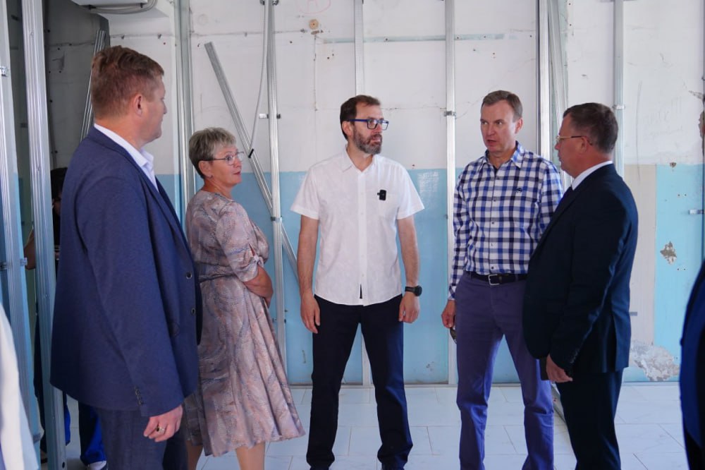 Капремонт участковой больницы поселка Михайловка Черемховского района завершится к декабрю Ход работ в рамках рабочей поездки оценили председатель Законодательного собрания Иркутской области Александр Ведерников, депутат ЗС Виктор Побойкин. К капитальному ремонту учреждения приступили в феврале текущего года. На данный момент полностью завершены работы на кровле, разведена электропроводка, уложена плитка, установлены новые окна. В ближайшее время закончится отделка стен, проведут демонтаж систем холодного водоснабжения и канализации. В процессе ремонт крылец и обвязка под фундамент. Общая готовность объекта составляет 65 процентов. – Капитальный ремонт больницы – это лишь часть большой работы. Мы должны уделить должное внимание благоустройству прилегающей территории. На эти цели в региональном бюджете необходимо заложить средства. Продолжим работу в этом направлении, ход капремонта объекта остается на контроле депутатов, – прокомментировал Александр Ведерников.