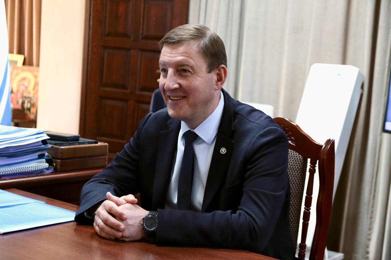 В Республике работает полномочный представитель Президента России в Сибирском федеральном округе Анатолий Серышев. На двусторонней встрече обсудили реализацию национальных проектов. В частности - строительство и ремонт наших объектов образования. Этим вопросам мы уделяем приоритетное внимание. В начале года открыли наш давний долгострой - школу №7 в Горно-Алтайске. Это единственная в Республике школа, где дети углубленно изучают алтайский язык с первого класса. Она строилась по поручению нашего Президента, сегодня ее посещает более 900 детей. Благодаря поддержке Правительства РФ начали строительство республиканского классического лицея со сдачей в следующем году. Вместе с полпредом посетим сегодня эти значимые объекты. По нацпроекту «Молодежь и дети» в этом году запланирован капремонт 12 школ, одна из них уже сдана досрочно. Еще 11 в городе и районах Республики завершим до конца года. Также начали долгожданную реконструкцию школы №12 в Горно-Алтайске. Все объекты - на особом контроле. По каждому есть «дорожные карты» с конкретными планами-графиками - от конкурсной процедуры по выбору подрядчика до сдачи объекта, включая все этапы работ.