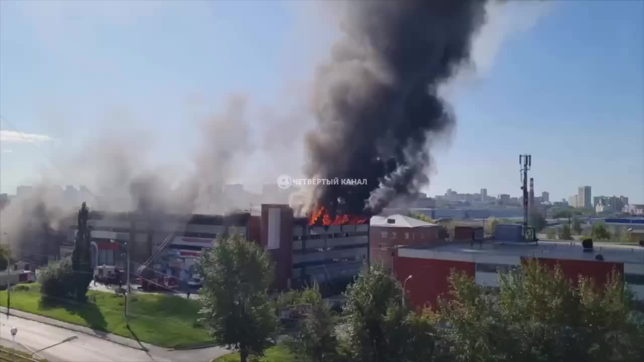 Пожар в многоэтажной парковке Екатеринбурга: машина загорелась на четвертом этаже
