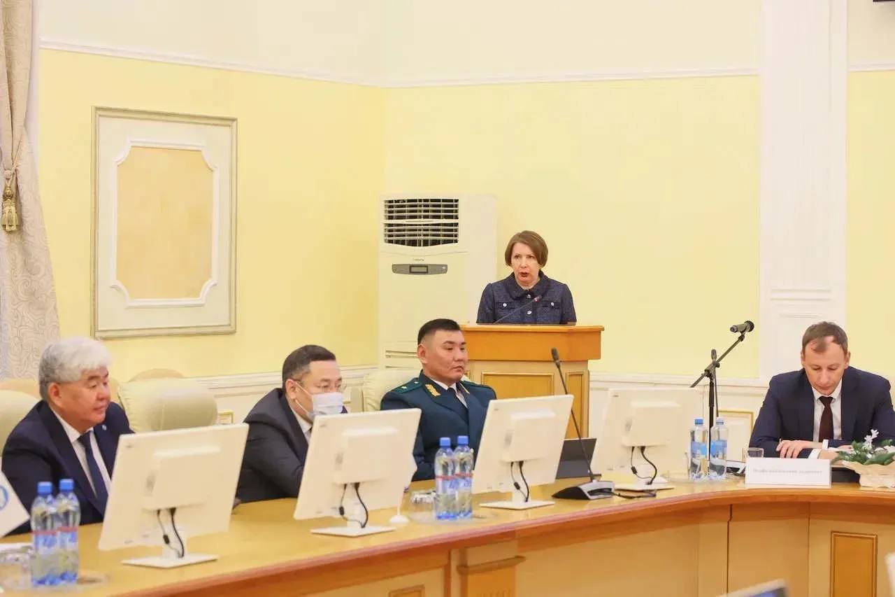 Итоги первого этапа проекта Полет стерха обсудили в Якутске Сегодня 19 декабря в Якутске подвели итоги первого этапа реализации проекта Полет стерха на итоговом совещании которое провела заместитель Председателя Правительства Якутия Ольга БАЛАБКИНА В ходе мероприятия были рассмотрены достигнутые результаты а также обозначены дальнейшие направления работы по проекту Проект Полет стерха был представлен в сентябре 2024 года Главой Республики Саха Якутия Айсеном Николаевым на Восточном экономическом форуме и направлен на защиту редкого вида птицы восточной популяции стерха развитие научного туризма проведение научных исследований и создание Международной орнитологической обсерватории под открытым небом Он реализуется на территории села Охотский Перевоз расположенного на границе Таттинского и Томпонского районов в среднем течении реки Алдан где проходит один из ключевых миграционных коридоров стерха Как подчеркнула Ольга Балабкина проект изначально рассматривался шире чем создание отдельного научного объекта Это не просто научная база или отдельный объект инфраструктуры Мы изначально закладывали его как точку опоры для устойчивого развития территории основанного на природном культурном и научном потенциале Для нас важно чтобы эта территория получила долгосрочную перспективу развития отметила она В рамках первого этапа проекта работа велась по нескольким направлениям На правом берегу Алдана в селе Охотский Перевоз осуществляется формирование туристской инфраструктуры и мероприятия по сохранению историко культурного наследия связанного с Якутско Охотским трактом и Бельской переправой Здесь расположен визит центр Международной орнитологической обсерватории Правый берег Алдана это не только туристский потенциал но и история освоения Якутии Для нас принципиально важно чтобы развитие этой территории опиралось на её исторический и культурный контекст а не шло в отрыве от него подчеркнула Заместитель Председателя Правительства Якутии Ольга БАЛАБКИНА На левом берегу Алдана в границах ресурсного резервата Куолума Чаппанда сосредоточены научные и природоохранные мероприятия В 2025 году здесь были созданы условия для работы ученых и сотрудников охраны природы включая строительство кордона смотровой площадки и обустройство экологической тропы Мы целенаправленно создавали условия для работы ученых и специалистов по охране природы Это конкретный вклад в развитие науки и обеспечение экологической безопасности который имеет практическое значение уже сегодня сказала Ольга Балабкина Отдельное внимание на совещании было уделено межведомственному взаимодействию В реализации проекта приняли участие органы государственной власти республики муниципалитеты и подведомственные учреждения Проведена стратегическая сессия по брендированию и продвижению проекта разработан дизайн код села Охотский Перевоз организованы волонтерские и экологические мероприятия Первый этап проекта стал возможен только благодаря консолидации усилий всех уровней власти Это была системная работа в которую были вовлечены республиканские органы власти муниципалитеты и подведомственные учреждения отметила Ольга БАЛАБКИНА Также были представлены результаты международного взаимодействия В 2024 году в рамках Российско Китайского ЭКСПО Республика Саха Якутия подписала соглашение о дружественных связях с провинцией Цзянси а позднее было заключено соглашение о взаимодействии между профильными ведомствами двух регионов Для нас важно что проект Полет стерха получил развитие и на международном уровне Подписанные соглашения открывают возможности для совместной научной работы обмена опытом и реализации природоохранных инициатив подчеркнула Заместитель Председателя Правительства Якутии Ольга БАЛАБКИНА единаяроссия сахасирэ ольгабалабкина мыработаем россия якутия арктика экология арктическаяякутия полетстерха нордголд Подписывайтесь на канал   t me balabkinaov