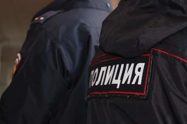 Донская полиция устанавливает обстоятельства драки школьников В Сети появилось видео драки школьников в селе Средний Егорлык сейчас правоохранитель выясняют обстоятельства случившегося По данным ГУ МВД по региону конфликт произошёл между одноклассниками в результате которого завязалась потасовка В итоге оба мальчика 15 и 16 лет были доставлены в больницу где им оказались необходимую помощь AiFRostov Мы в MAX   max ru rostov aif ru
