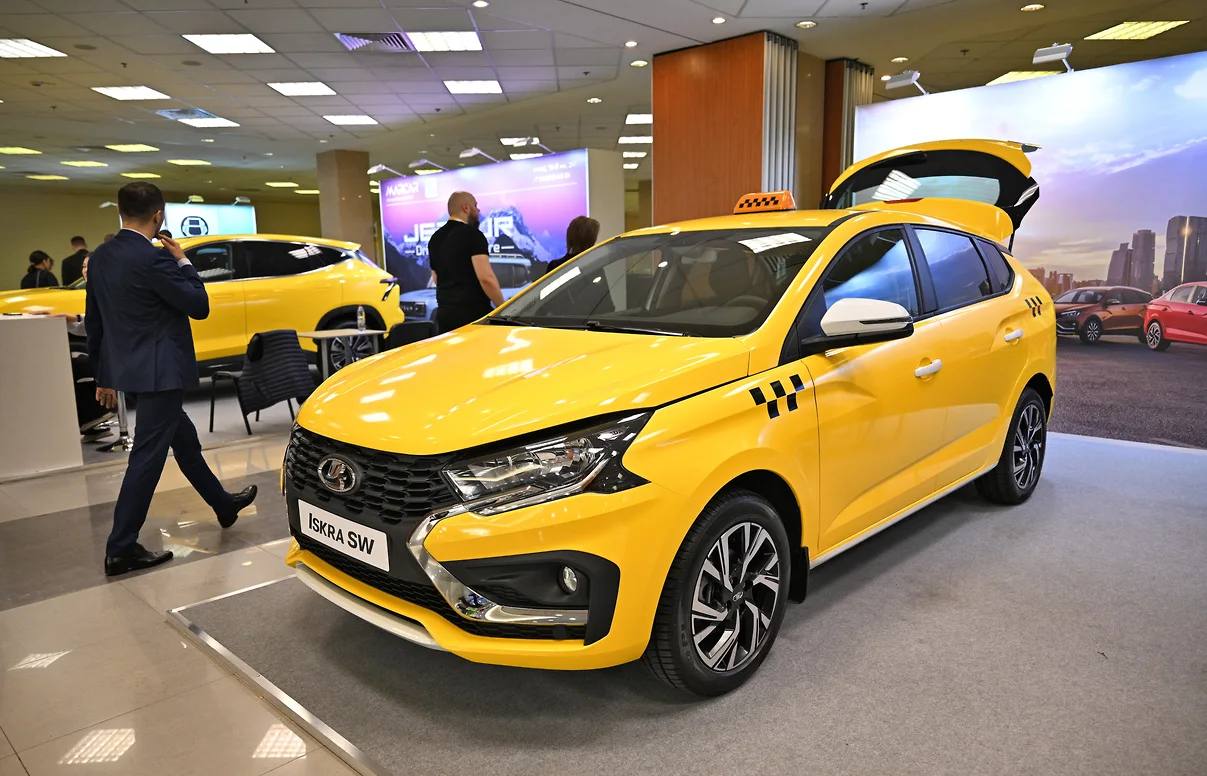 Серийное производство Lada Iskra запущено на предприятии в Санкт Петербурге На предприятии Автозавод Санкт Петербург бывшая площадка Nissan запущено серийное производство автомобилей семейства Lada Iskra Выпускаемые на площадке машины уже начали отгружать в дилерскую сеть сообщили 18 сентября в АвтоВАЗе На предприятие в Санкт Петербурге поступают сборочные комплекты включающие окрашенный кузов силовой агрегат элементы салона шасси и другие компоненты В каждом комплекте около 1000 сборочных единиц На конвейере проводят установки шумоизоляции инструментальной панели ремней безопасности системы ESP и внутренних обивок салона и багажника Также собирают двигатель и переднюю подвеску монтируют бамперы колеса и молдинги После полной сборки и заправки всеми необходимыми жидкостями автомобили проходят линию инспекции качества Торжественный запуск промышленного производства новой модели Lada Iskra на основной площадке в Тольятти состоялся 19 апреля текущего года kommersant volga
