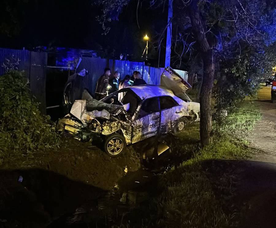 19 летнюю жительницу Приморья осудили на 8 5 лет за смертельное ДТП в наркотическом опьянении В Уссурийске девушка без прав находясь под воздействием опиатов и каннабиоидов не справилась с управлением автомобиля Toyota Mark II и врезалась в забор В результате аварии погибла 19 летняя пассажирка ещё четыре человека получили тяжкие травмы Суд признал виновницу ДТП виновной и назначил 8 лет 6 месяцев колонии общего режима с лишением права управления транспортом на 3 года Приговор ещё не вступил в законную силу Подпишись на ПРИМОРЬЕ LIVE