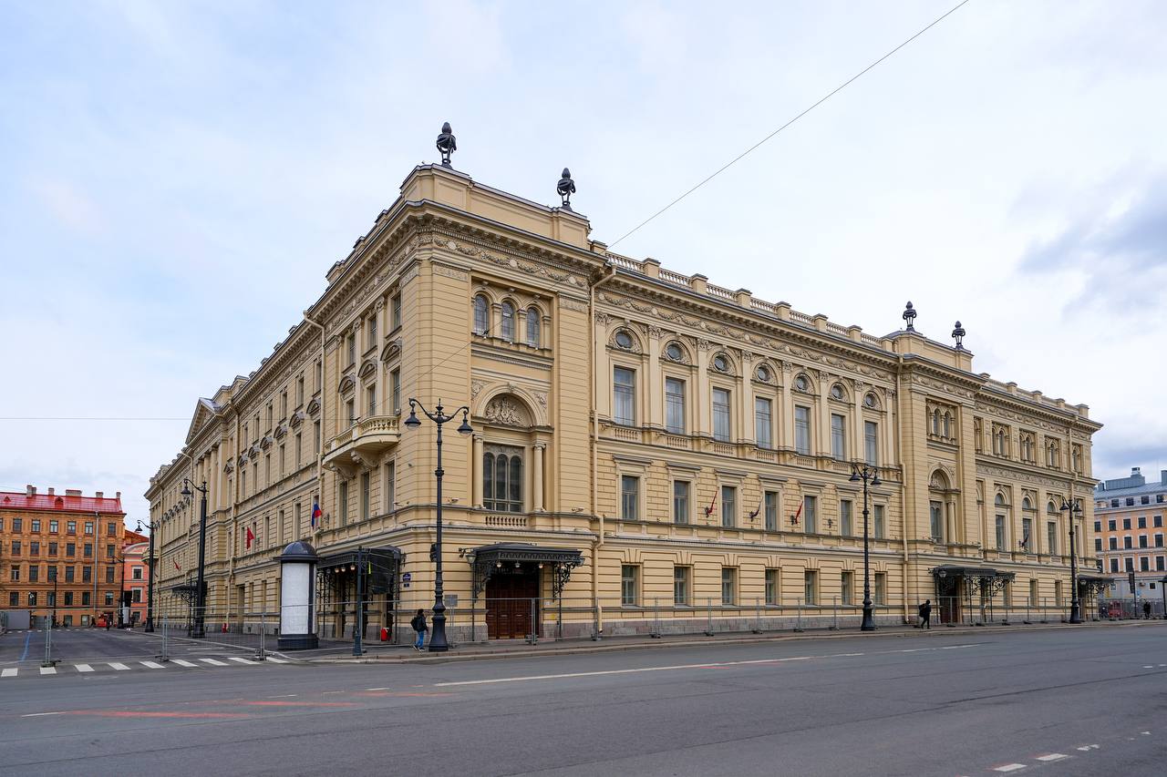 Петербургская консерватория имени Римского-Корсакова получила разрешение на ввод в эксплуатацию после масштабной реставрации Реконструкция консерватории началась десять лет назад, но из-за недобросовестных подрядчиков здание пришло в аварийное состояние. Спасти шедевр архитектуры удалось после личного вмешательства президента РФ и передачи проекта "Единому заказчику", отметил заместитель председателя правительства РФ Марат Хуснуллин. В результате строители за три года завершили все работы с опережением сроков. Специалисты восстановили исторические элементы, сохранив дух места, и установили современное оборудование. Музыка в обновлённой консерватории должна зазвучать уже этим летом. Марат Хуснуллин