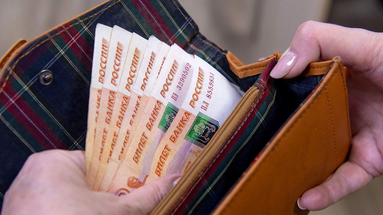 Прошедший год продемонстрировал парадоксальную тенденцию в борьбе с коррупцией в России На фоне активной цифровизации госуслуг и ужесточения законодательства коррупционные схемы не исчезли а напротив их выявлено существенно больше чем в 2024 м К тому же коррупция существенно видоизменилась под влиянием цифровизации многих сфер жизни Эксперты фиксируют переход от чемоданных взяток к сложным ИT схемам и технической коррупции доказать которую становится все сложнее