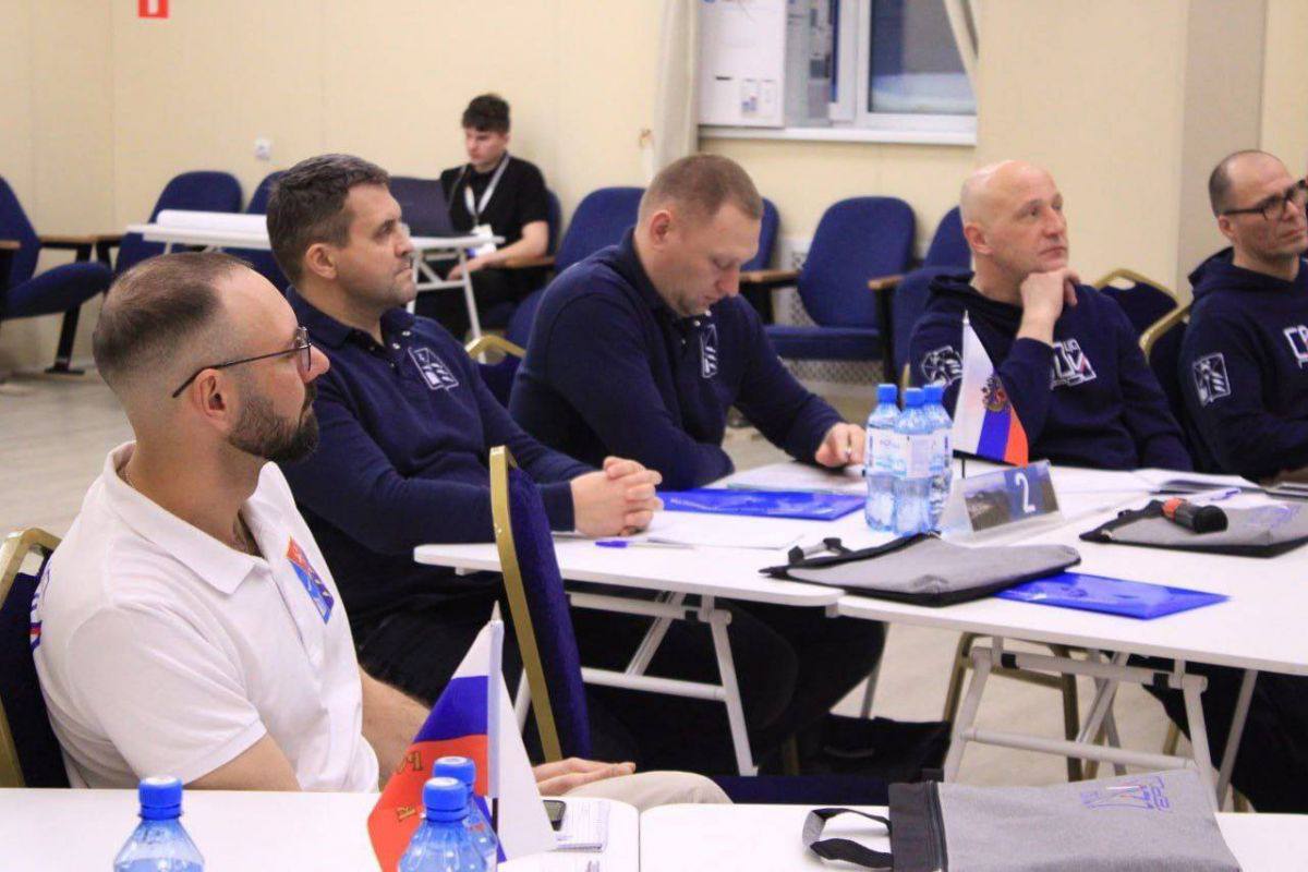 СВОи Герои 49 с опорой на региональную повестку и реальные запросы жителей В Магаданской области программа СВОи Герои 49 становится важной частью работы по формированию кадрового резерва и интеграции ветеранов СВО в мирную созидательную деятельность с опорой на региональную повестку и реальные запросы жителей С 19 января в регионе проходит вторая межмодульная стажировка кадровой программы СВОи Герои 49 На этом этапе участники собирают аналитические материалы и прорабатывают практические решения ориентированные на реальные потребности Магаданской области В частности ветераны специальной военной операции до 13 марта поработают с наставниками сформируют индивидуальные карьерные траектории и определят темы выпускных квалификационных работ Как отметил один из участников программы депутат Магаданской городской Думы Павел Микряков Для Магадана эти проекты не просто мероприятия Это реальный инструмент для решения кадрового вопроса Они помогают молодым магаданцам найти своё призвание остаться работать и развивать родной город Кадровая программа СВОи Герои 49 реализуется по аналогии с федеральным проектом Время Героев инициированным Президентом России Владимиром Путиным Она направлена на подготовку управленческих кадров из числа участников СВО для работы в органах государственной и муниципальной власти а также на ведущих предприятиях региона Единая Россия поддерживает реализацию программы в регионе и системно сопровождает участников СВО которые планируют дальнейшую общественную и политическую деятельность Партия предоставляет им преференции при участии в предварительном голосовании а также помогает в получении новых компетенций в сфере публичной политики работы с избирателями и проектного управления