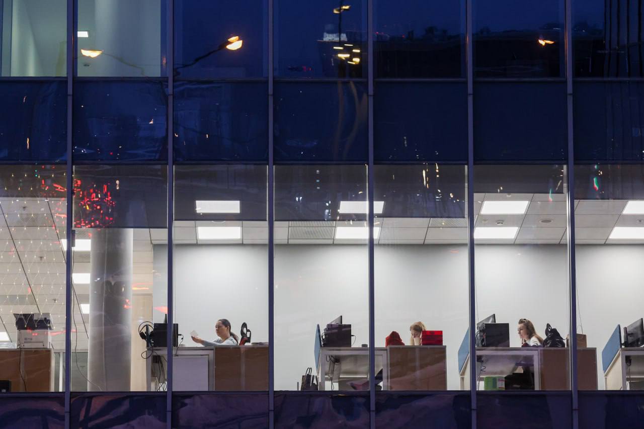 70 россиян уверены что доходы в стране распределены несправедливо Каждый третий считает что реальные зарплаты не успевают за ростом цен Почти столько же респондентов заявили что вся система оплаты труда нуждается в пересмотре Данные следуют из опроса Финансы Mail По мнению россиян главным критерием оплаты труда должны быть квалификация и профессиональные навыки а также опыт и результаты работы Но при этом считают опрошенные важен не столько профессионализм сколько трудолюбие и эффективность можно быть без диплома но делать дело с душой А ваш труд оценивают справедливо Вполне Нет я заслуживаю большего работа доходы