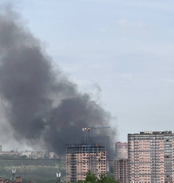 На Северном в Ростове горит складское помещение На улице Штахановского в Ростове крупный пожар. Очевидцы делятся кадрами черного дыма, который виден за сотни метров. По данным донского МЧС горит складское помещение. Огнем охвачено 250 квадратных метров территории. На месте работают 20 огнеборцев. Привлечены семь единиц спецтехники. Предложи нам новость