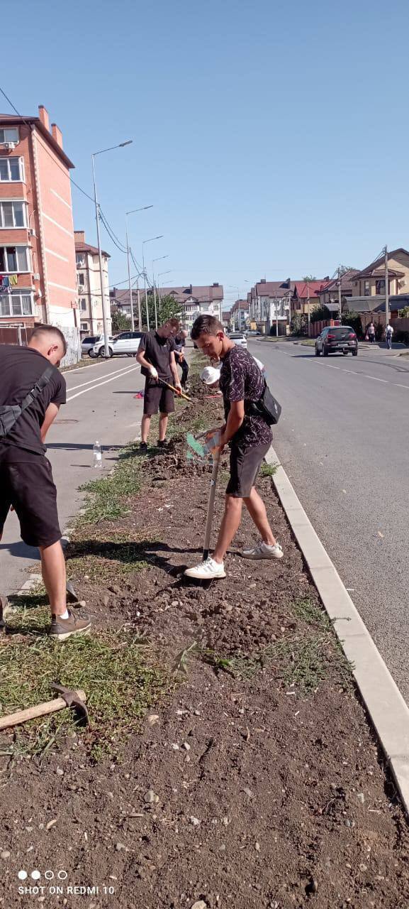 В Краснодаре продолжается осенняя высадка деревьев!  До конца ноября в городе высадят около 4500 декоративных деревьев. Уже посажено 853 дерева, подготовлены места для еще 1400 саженцев. Особое внимание уделено улицам Ратной Славы и Тверской, где силами подрядных организаций началась высадка 221 липы. В течение трех лет деревья будут находиться под постоянным уходом.  Результаты работы уже можно увидеть на улицах Пашковская, имени Мачуги, Симферопольская, Таманская, имени Селезнева, Уральская, имени Коммунаров, Чепигинская, Западный Обход, Ратной Славы, Зиповская, Российская, имени Петра Метальникова, Московская, 2-я Пятилетка, на пересечении улиц имени Фадеева и 1 Мая.   Также 2 ноября, в Городском саду прошли субботник и мастер-классы по высадке и уходу за деревьями. Волонтеры, под руководством общественного центра «Помоги городу», посадили десять саженцев дубов-крупномеров в рамках благотворительного проекта «Деревья со смыслом». Цель проекта — озеленение Краснодара и повышение экологической культуры.  Кроме того продолжаются работы по высадке цветов на городских клумбах. Скоро их украсят более 200 000 виол, тюльпанов и крокусов, которые будут радовать горожан всю зиму и весну.